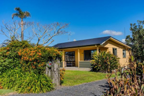 Fun Family Haven, close to beach and shops!
